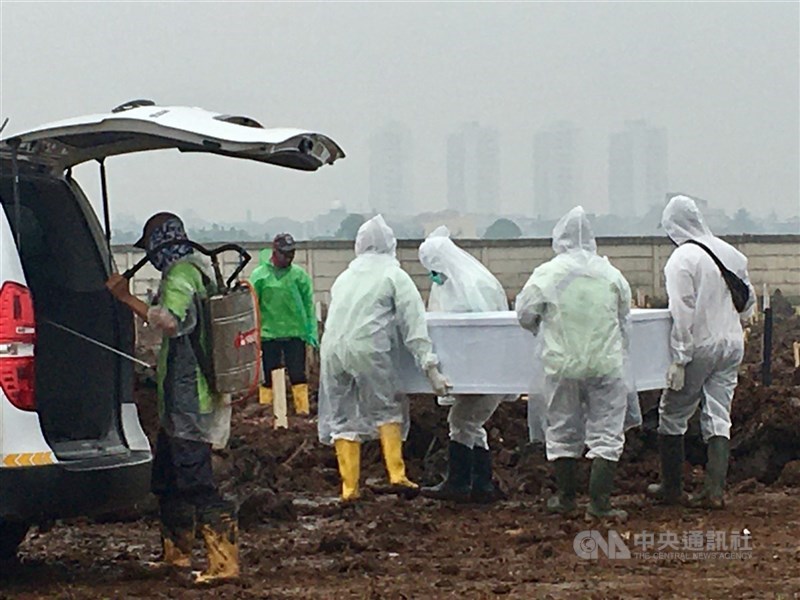 印尼疫情持續攀升,1日新增2萬4836例確診,死亡人數504人,都創下疫情後新高紀錄。圖為雅加達新闢的COVID-19往生者墓地,攝於6月24日。中央社記者石秀娟雅加達攝 110年7月1日