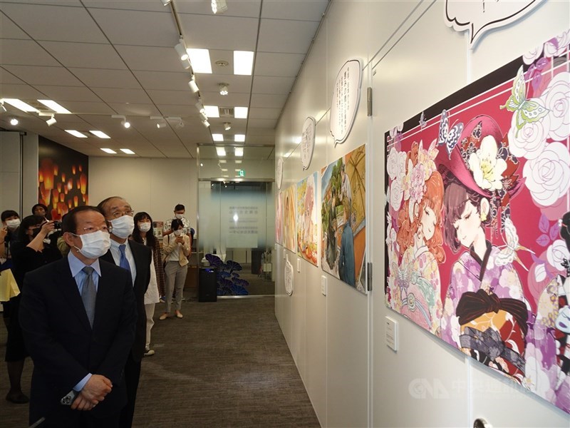集結台灣漫畫家作品與謝詞的「謝謝日本彩稿展」及「漫畫有聲音展」1日在駐日代表處台灣文化中心登場,可看到許多漫畫家以作品及感言表達台日友好。中央社記者楊明珠東京攝 110年7月1日