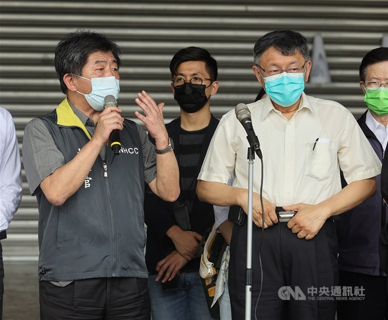 為因應北市環南市場疫情,中央流行疫情指揮中心指揮官陳時中(前左)與台北市長柯文哲(前右)2日上午前往視察,陳時中也呼籲各界齊心抗疫,「不要分你我」。中央社記者鄭清元攝 110年7月2日