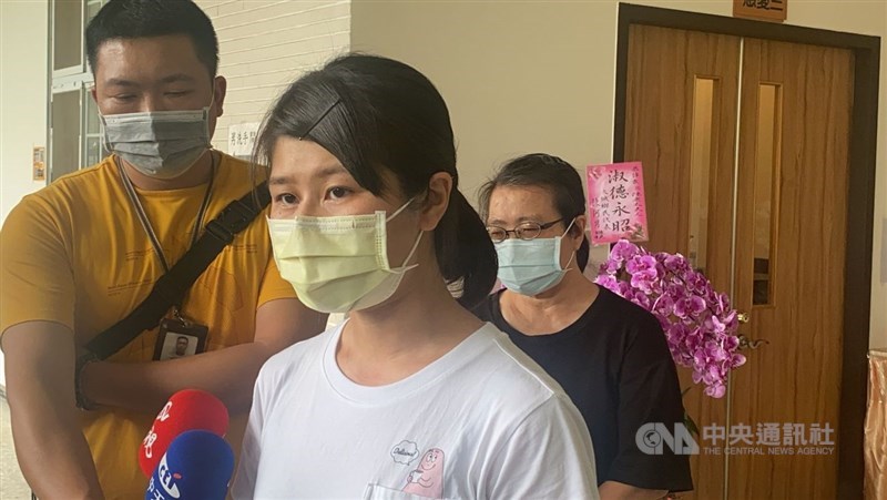 彰化喬友大樓火警造成4死，殉職消防員陳志帆的妹妹（前）2日表示，身為消眷，她不希望每次都是透過殉職帶來改革，也希望真相被看見，只有真相能被看見，才能告慰哥哥的犧牲。中央社記者吳哲豪彰化攝 110年7月2日