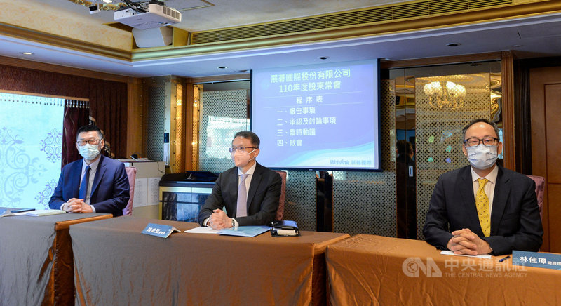 宏碁旗下3C通路代理商展碁國際2日在天成飯店召開股東會,由董事長陳俊聖(中)、獨立董事唐瑞伯(左)、董事暨總經理林佳璋(右)共同主持;因應疫情,採包廂分流及限制包廂人數方式進行。(展碁提供)中央社記者吳家豪傳真 110年7月2日