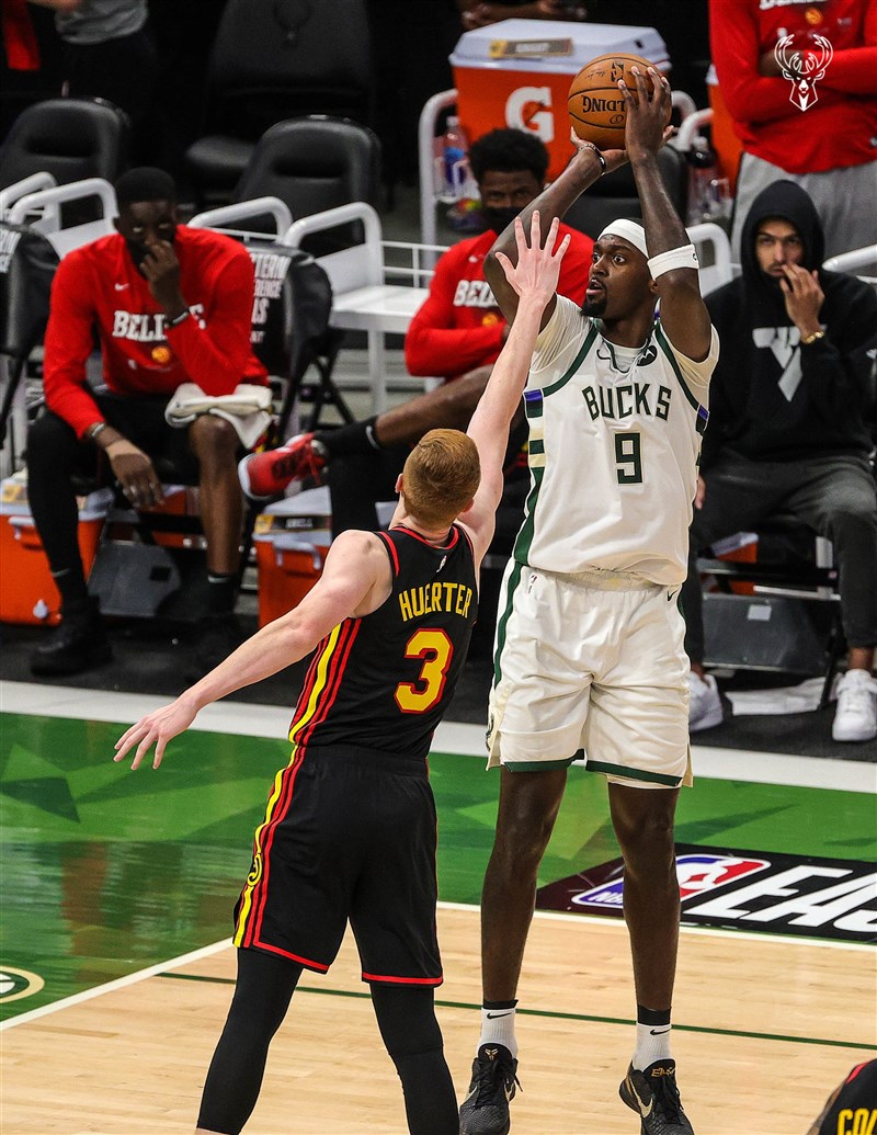 NBA公鹿先發波蒂斯(右)攻下生涯季後賽新高的22分。公鹿在少了主將安特托昆博之際,仍擊敗老鷹,在東區決賽以3比2「聽牌」。(圖取自twitter.com/Bucks)