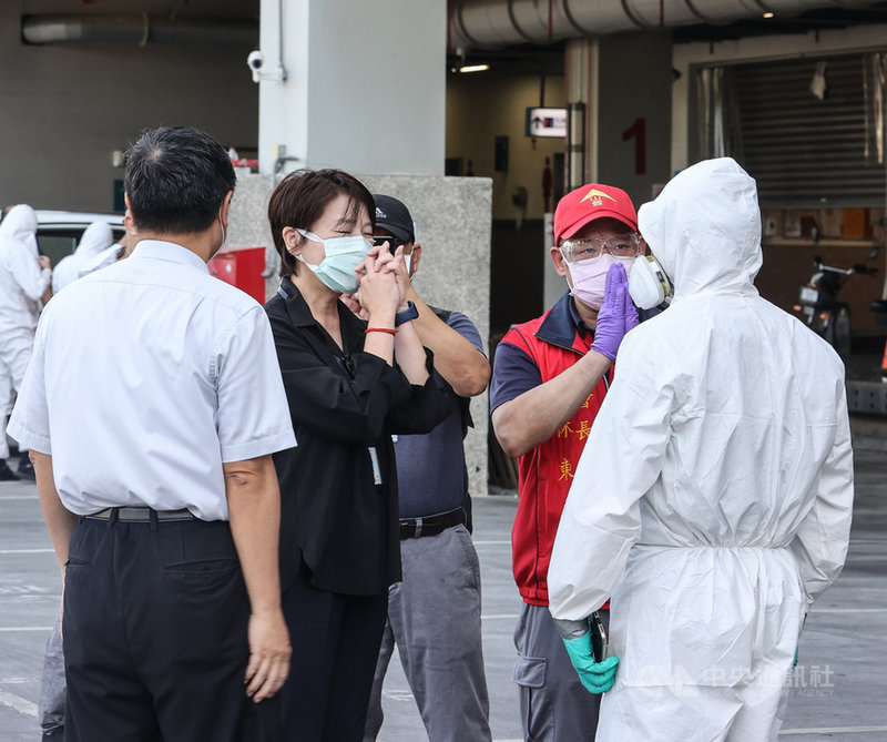 台北市環南市場經篩檢後有41名攤商PCR陽性,北市府2日宣布已要求休市3天大清消,副市長黃珊珊(左2)坐鎮指揮,向國軍化學兵和北市府環保局消毒人員致意。中央社記者鄭清元攝 110年7月2日