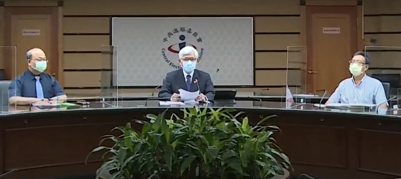 中選會主委李進勇(中)2日主持中選會委員會議後記者會,副主委陳朝建(左)、主任秘書莊國祥(右)也出席。(中選會提供)中央社記者賴于榛傳真 110年7月2日