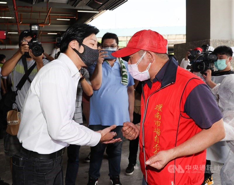 台北市環南市場發生武漢肺炎群聚,中央流行疫情指揮中心指揮官陳時中與台北市長柯文哲2日上午到場了解情況,中正萬華區的無黨籍立委林昶佐(左)在場遭環南市場自治會會長林勝東(右)怒嗆。中央社記者鄭清元攝 110年7月2日