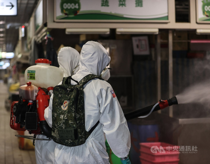 台北市環南市場經篩檢後有41名攤商PCR陽性,北市府2日要求休市3天,國軍化學兵出動進場消毒。中央社記者鄭清元攝 110年7月2日