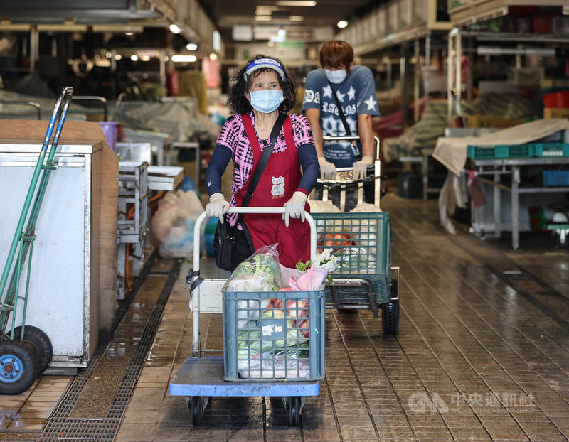台北市環南市場經篩檢後有41名攤商PCR陽性,北市府要求休市3天、清消場域。2日一早攤商推著推車離開市場。中央社記者鄭清元攝 110年7月2日