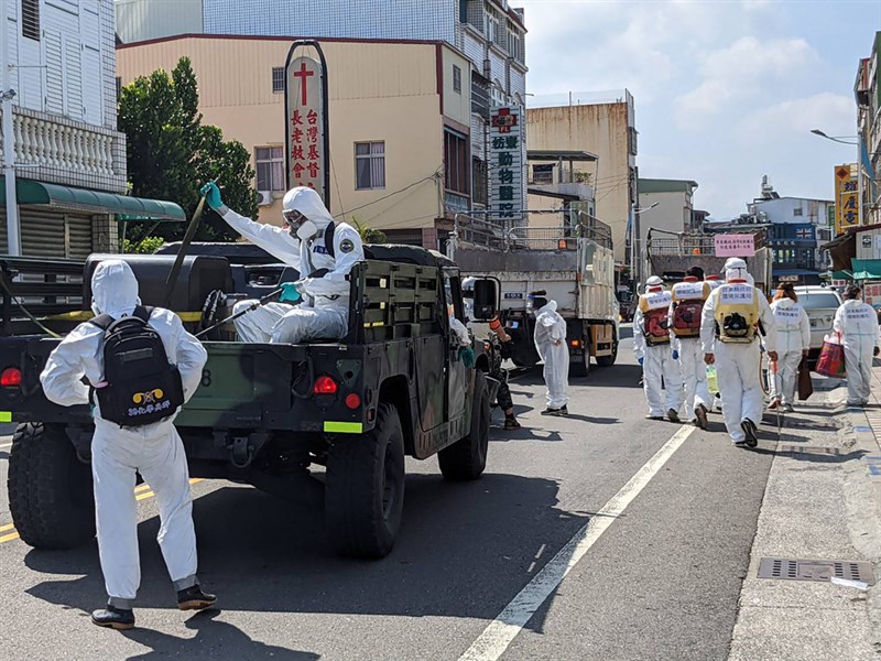 屏東縣枋寮鄉3日起一連3天進行地毯式全鄉大清消,屏東縣長潘孟安表示,枋寮鄉土地非常遼闊,消毒區域主要集中在住家集中的社區。至於枋寮醫院何時恢復急門診,在環境還沒有安全之前,不宜完全開放,會再和指揮中心討論。(屏東縣政府提供)中央社 110年7月3日