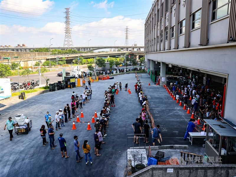台北市疫情升溫,環南市場有41名攤商核酸檢測(PCR)為陽性,北市府立即啟動緊急處理機制,3日上午也擴大篩檢作業,現場安排動線讓民眾依序排隊篩檢。中央社記者鄭清元攝 110年7月3日