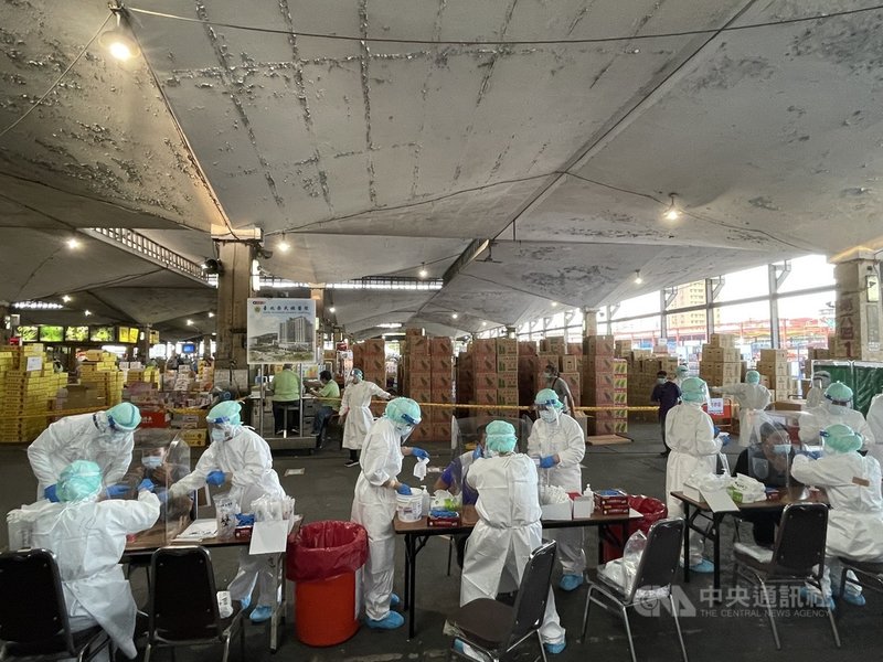 台北市政府在台北農產運銷股份有限公司第一果菜批發市場設篩檢站,台北榮民總醫院團隊進駐。北榮表示,中午前希望採檢2000人以上。(台北榮總提供)中央社記者江慧珺傳真 110年7月3日