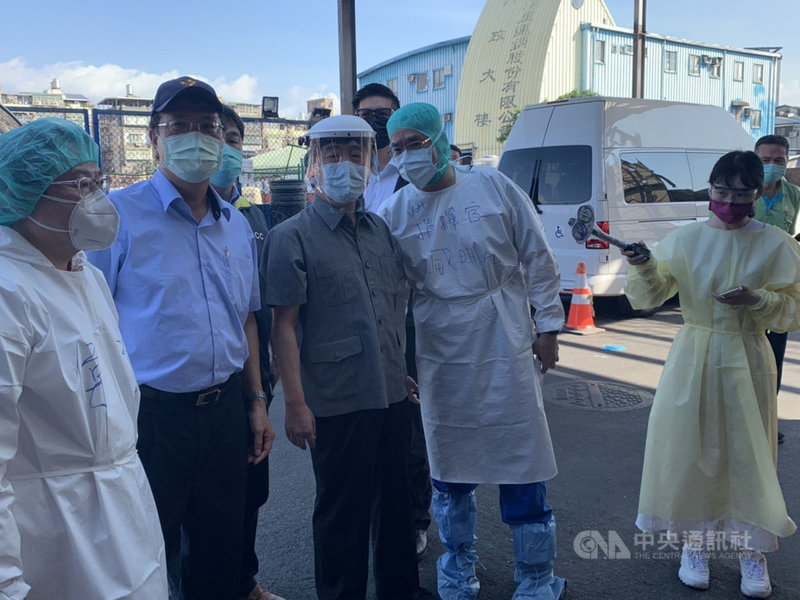 台北市政府在台北農產運銷股份有限公司第一果菜批發市場設篩檢站,北榮進駐。中央流行疫情指揮中心指揮官陳時中(前右3)3日上午前往慰問,感謝醫護幫大家解決問題。(讀者提供)中央社記者劉建邦傳真 110年7月3日