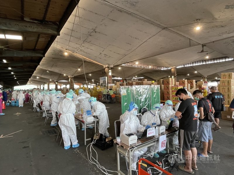 台北市政府在台北農產運銷股份有限公司第一果菜批發市場設篩檢站,台北榮民總醫院團隊進駐,篩檢對象包含北農從業人員、進出批發市場民眾。(台北榮總提供)中央社記者江慧珺傳真 110年7月3日