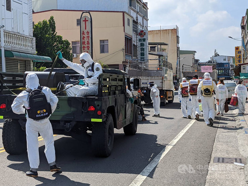 屏東縣枋寮鄉3日起一連3天進行地毯式全鄉大清消,屏東縣長潘孟安表示,枋寮鄉土地非常遼闊,消毒區域主要集中在住家集中的社區。至於枋寮醫院何時恢復急門診,在環境還沒有安全之前,不宜完全開放,會再和指揮中心討論。(屏東縣政府提供)中央社 110年7月3日