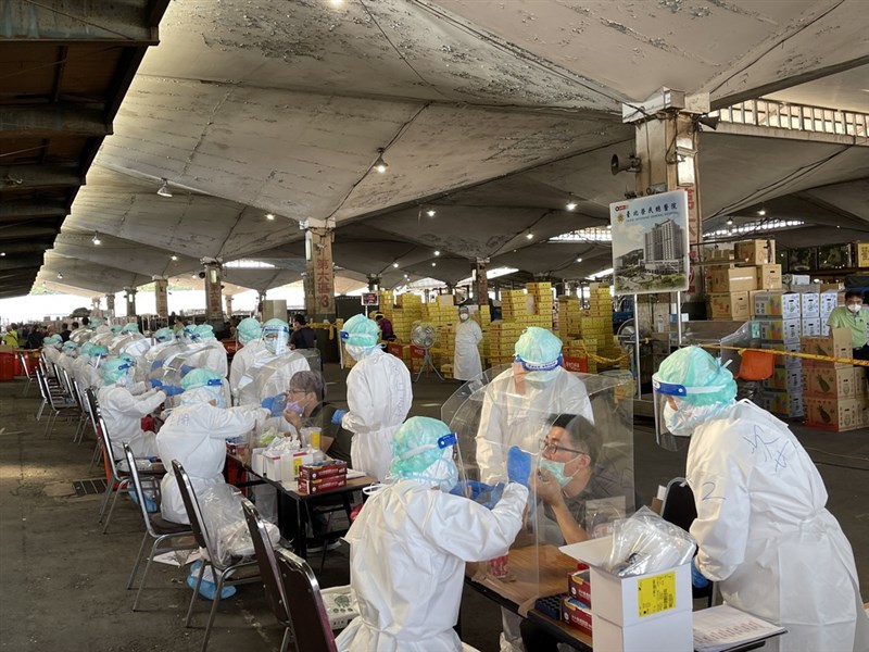 台北榮民總醫院團隊3日上午6時起在北農第一果菜批發市場、分10線執行採檢任務,目標是在中午前篩檢超過2000人。(台北榮總提供) 中央社記者江慧珺傳真 110年7月3日