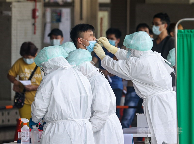 台北市3批發市場爆發疫情,指揮中心指揮官陳時中3日表示,3處批發市場累計約200人確診,大多在台北及新北,8日將再全員採檢。圖為環南市場篩檢站3日擴大篩檢。中央社記者鄭清元攝 110年7月3日