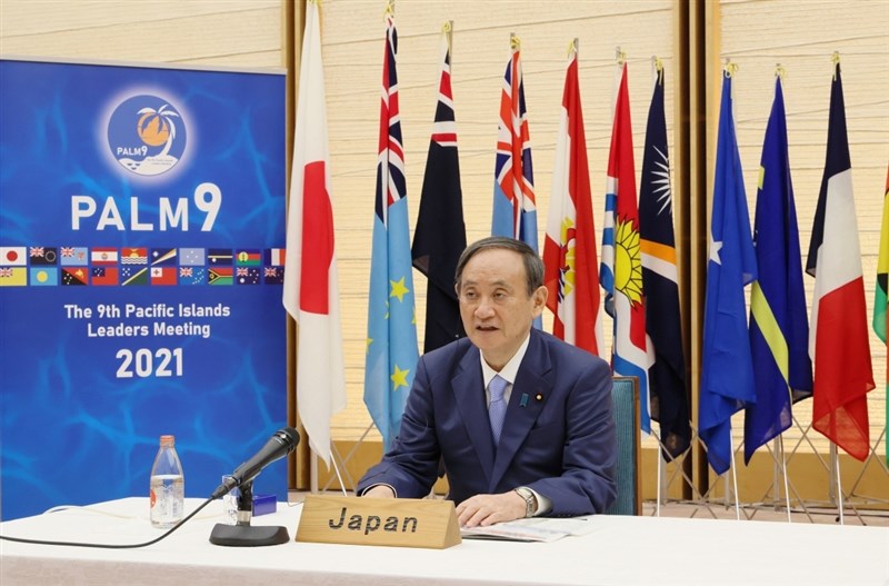 日本首相菅義偉2日在峰會中呼籲太平洋島國領袖團結對抗極權主義,與美國攜手抗衡中國的擴張行徑,並承諾提供300萬劑疫苗和經濟援助給區域國家。(圖取自twitter.com/MofaJapan_jp)