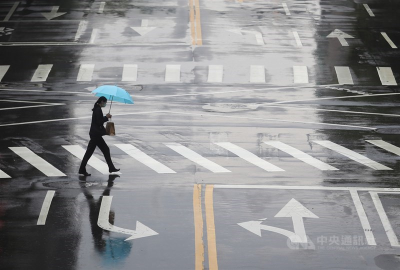 氣象局表示,預估28日起水氣增多,中南部降雨時間、強度會增加,31日水氣更盛,北部、東半部會有不定時降雨。(中央社檔案照片)