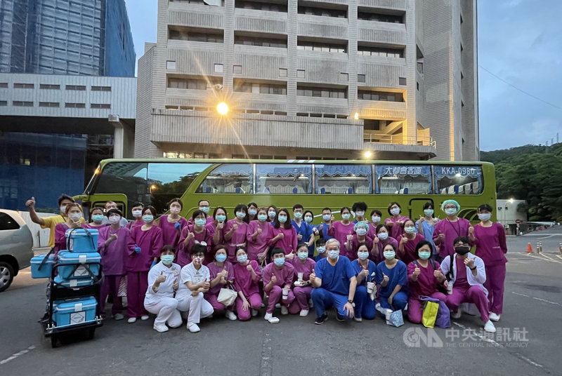 台北市政府在台北農產運銷股份有限公司第一果菜批發市場設篩檢站,北榮進駐,採檢團隊3日凌晨4時就從醫院出發到市場執行採檢任務。(台北榮總提供)中央社記者江慧珺傳真 110年7月3日