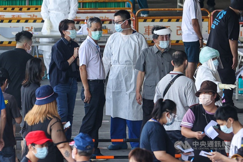台北市環南市場有41人採檢武漢肺炎(2019冠狀病毒疾病,COVID-19)核酸檢測為陽性,中央流行疫情指揮中心與北市府合作成立聯合前進指揮所,疫情指揮中心指揮官陳時中(後右,灰衣)與北市副市長黃珊珊(後左2)等人3日上午前往視察,瞭解相關篩檢情形。中央社記者鄭清元攝 110年7月3日