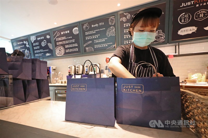Just Kitchen中央廚房將食材料理至完成度近90%的半成品,配送至各地衛星廚房,接到訂單後,只要簡單加熱,組合配菜,便可以在3分鐘內出菜。(中央社檔案照片)