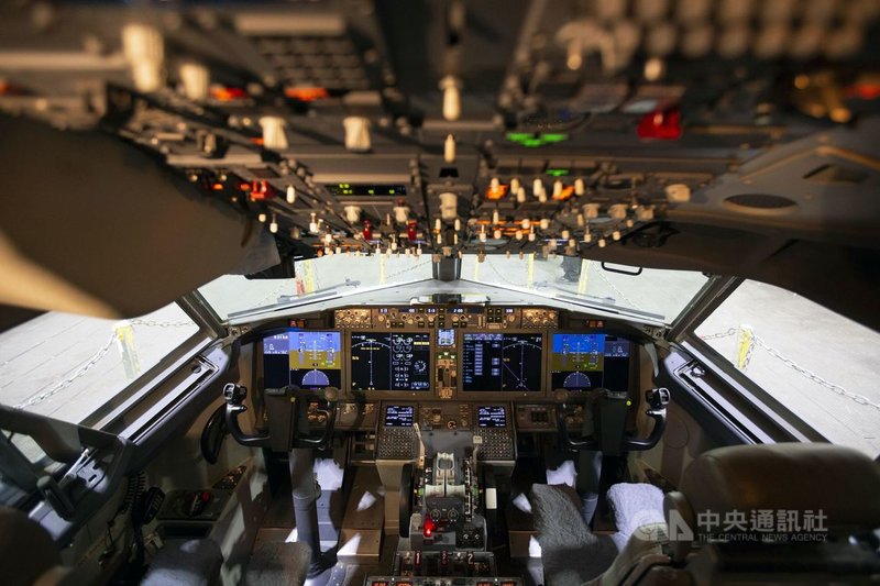 美國航空自去年12月底復飛波音737 MAX,消費者訂位資料會顯示航班機型,若不想搭乘737 MAX系列的人,可免費更改航班。(美國航空提供)中央社記者周世惠舊金山傳真 110年7月3日