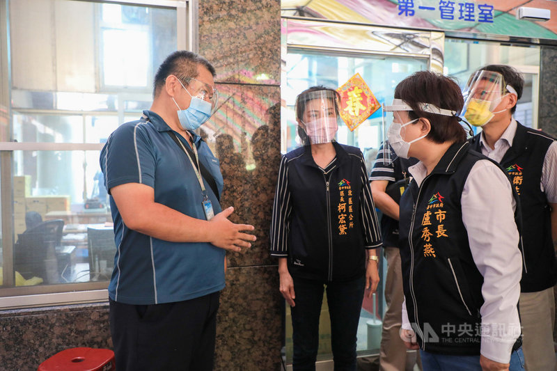 台中市北區美麗殿社區有2人確診武漢肺炎,市府在社區成立快篩站,台中市長盧秀燕(前右)3日前往視察了解快篩情形。(台中市政府提供)中央社記者郝雪卿傳真 110年7月3日