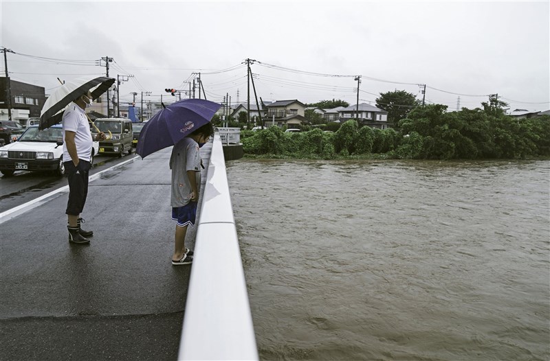 日本部分地區受鋒面滯留影響降下大雨,神奈川縣平塚市研判流經市區的金目川(圖)等河川水位上漲有致災之虞,3日上午發布「緊急安全確保」。(共同社)