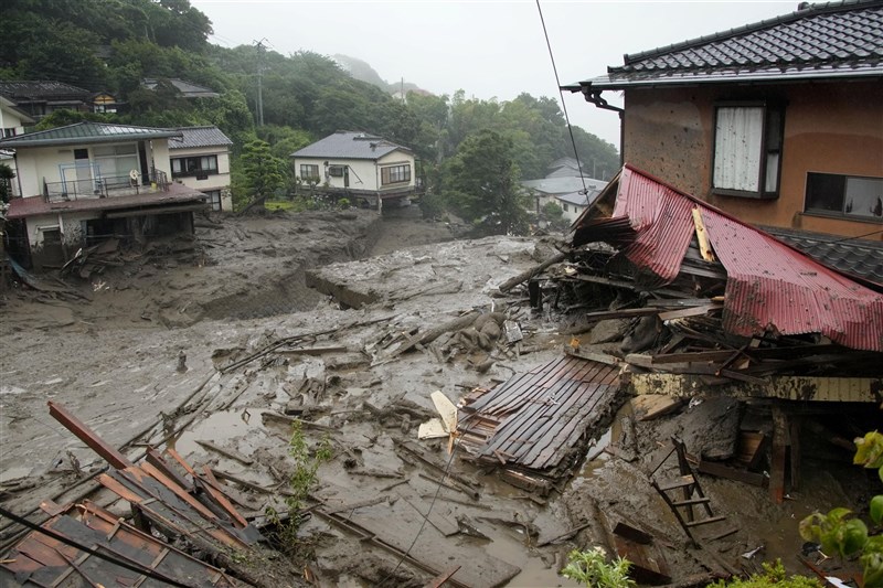 日本靜岡縣熱海市3日因為大雨發生大規模土石流,約有20人居住的民宅遭到波及。(共同社)
