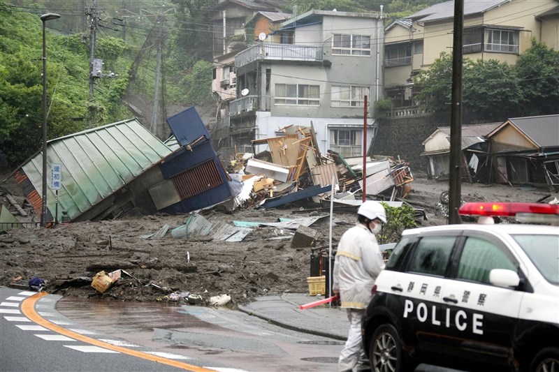 日本靜岡縣伊豆山區3日發生大規模土石流,熱海市政府認為轄內全域都很可能發生災情,已針對全市2萬957個家戶的3萬5602人發布最高等級的5級警戒「緊急安全確保」。(共同社)