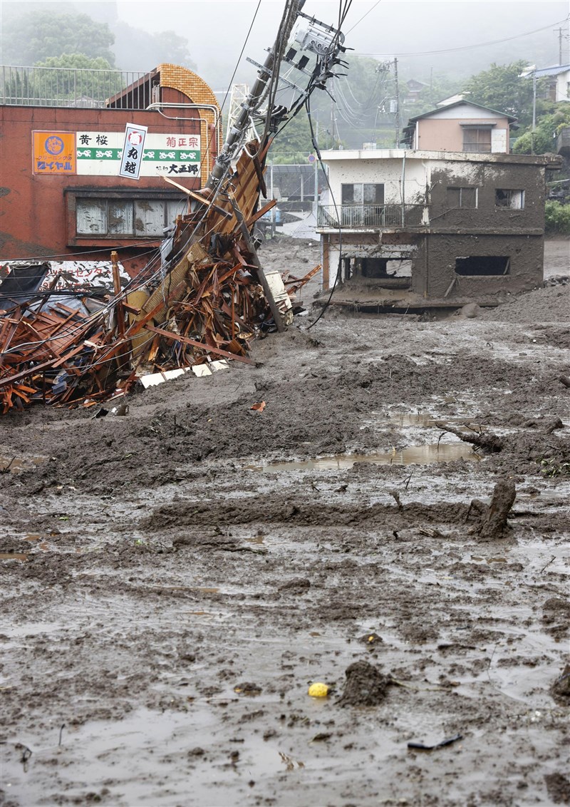 日本靜岡縣伊豆山區3日發生大規模土石流,約20人遭波及下落不明。氣象新聞公司weathernews指出,要避開土石流災情,事前掌握相關前兆很重要。(共同社)