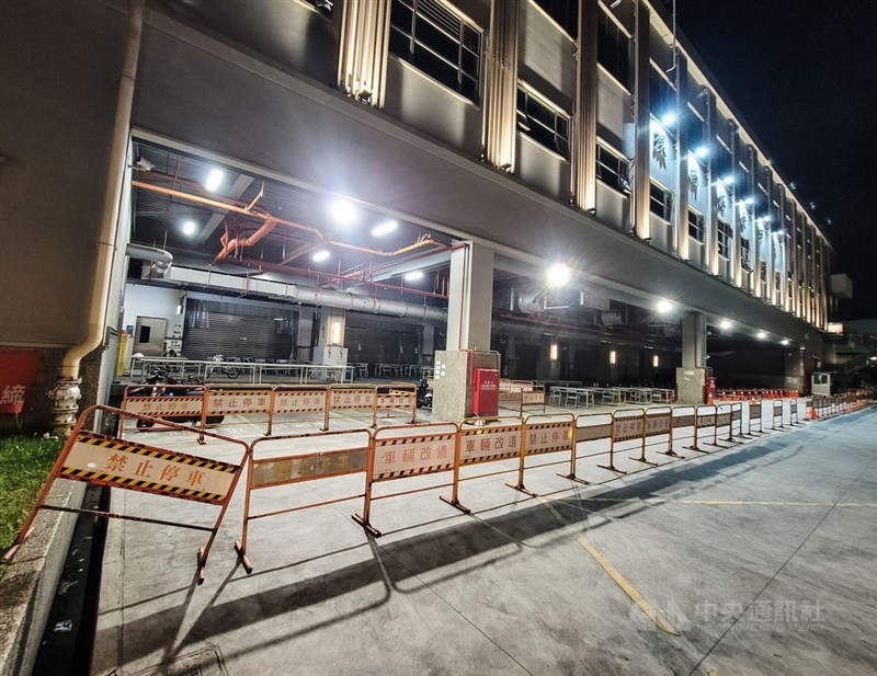 台北市環南市場41人核酸檢測陽性,中央流行疫情指揮中心宣布與北市府共同成立聯合前進指揮所,3日凌晨市場已布置出動線。中央社記者鄭清元攝 110年7月3日
