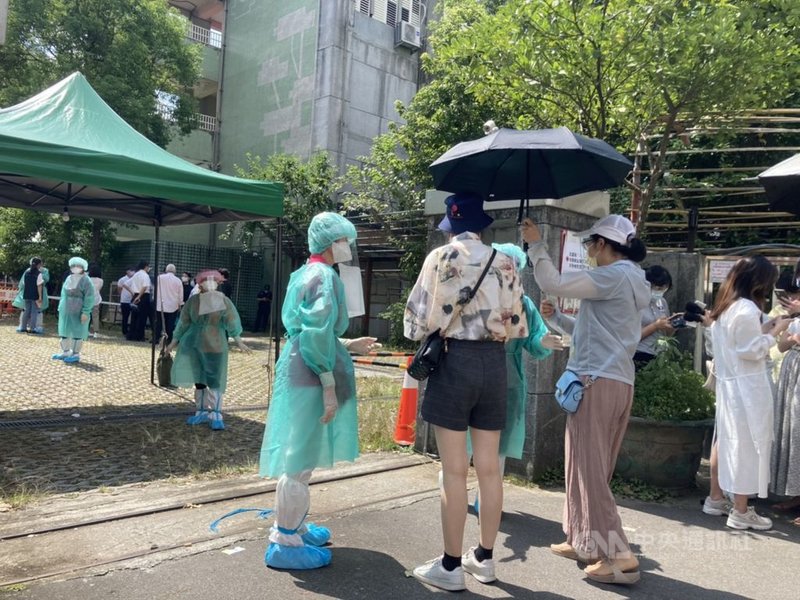 台北市政府4日啟動「虎林專案」,安排永春市場、虎林街市場攤商及周邊8個里篩檢。中央社記者陳昱婷攝 110年7月4日