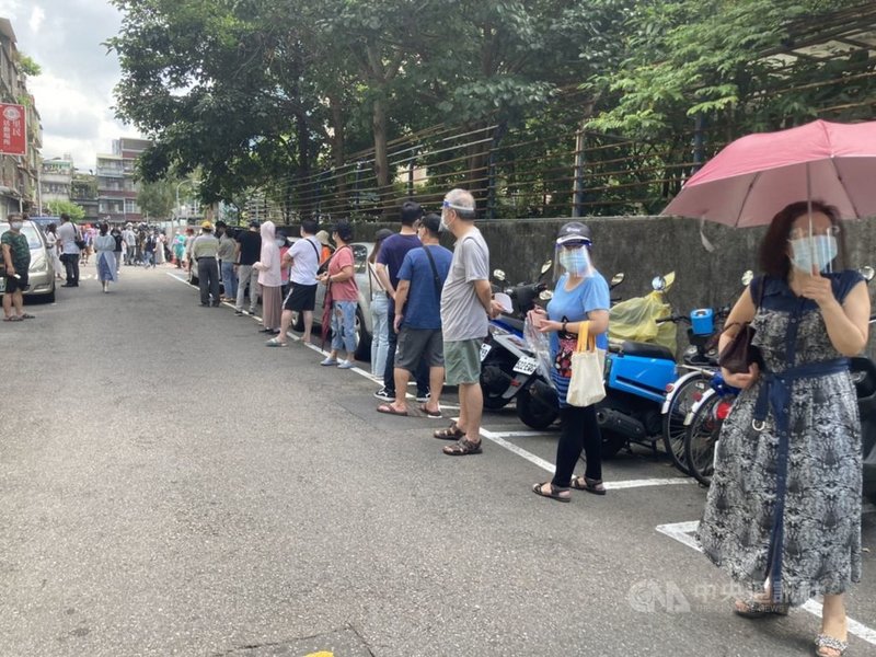 台北市「虎林專案」4日啟動,北市府在信義區永吉國小設置篩檢站,一早就出現排隊人潮。中央社記者陳昱婷攝 110年7月4日