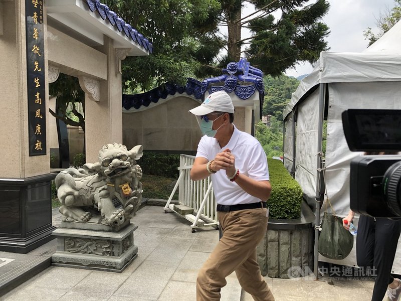 鴻海及永齡基金會創辦人郭台銘4日上午前往新北市三峽愛物園祭拜胞弟,拱手向現場等候媒體表示,「大家早點會回去休息,謝謝。」中央社記者鍾榮峰攝 110年7月4日
