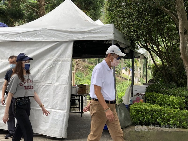 鴻海與永齡基金會創辦人郭台銘(右)4日上午與妻子曾馨瑩(左),前往新北市三峽愛物園祭拜胞弟郭台成,對於採購疫苗進展不發一語。中央社記者鍾榮峰攝 110年7月4日