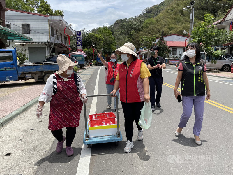 高雄市內原鄉如那瑪夏、桃源、茂林等地交通不便,市府原民會共設有14個文化健康站,原則上每部落1站,武漢肺炎疫情前有提供部落長者共餐,但疫情爆發後,5月17日起關站,改由照服員送餐到宅。(高雄市政府原民會提供)中央社記者蔡孟妤傳真 110年7月4日
