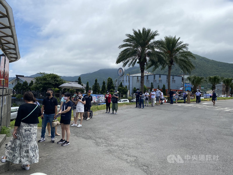 全國第3級警戒尚未解除,宜蘭縣大溪漁港3日出現採購人潮,縣府目前已啟動總量管制,縣長林姿妙4日指出,暑假到來,部分民眾開始放鬆警戒,呼籲大家仍應盡量待在家中,非必要不出門,避免群聚。(宜蘭縣政府提供)中央社記者王朝鈺傳真 110年7月4日