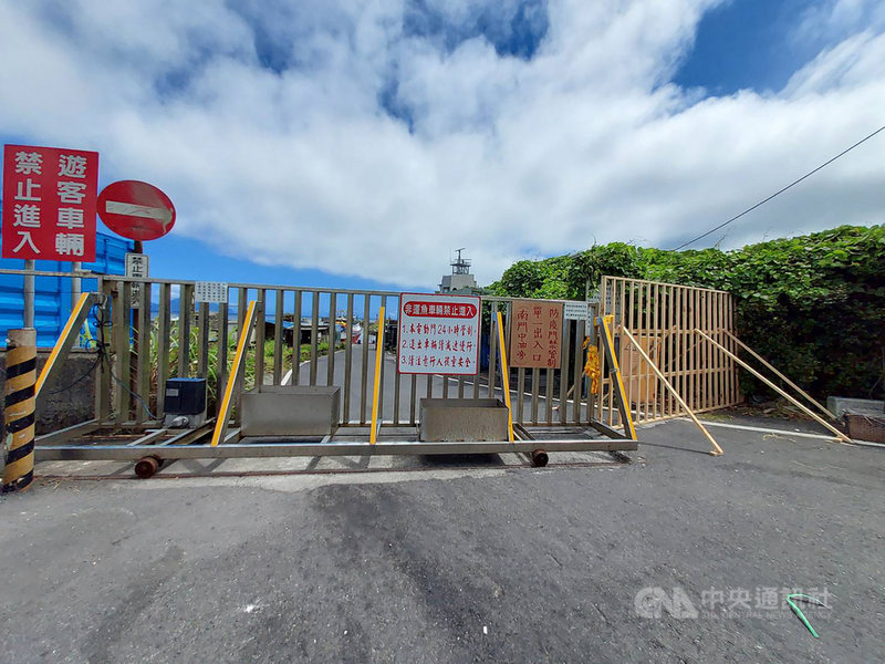 宜蘭縣政府農業處長康立和4日表示,3日已針對大溪漁港啟動總量管制,達到100人就會禁止進入;現場原有3 個出入口,也已縮減成單一出入口。(宜蘭縣政府提供)中央社記者王朝鈺傳真 110年7月4日