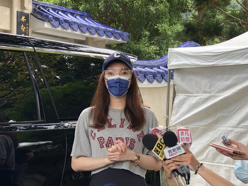 鴻海與永齡基金會創辦人郭台銘4日上午與妻子曾馨瑩前往三峽愛物園祭拜胞弟郭台成,對疫苗採購進展未發一語;曾馨瑩則代為出面說明,請各界稍安勿躁、靜心等候。中央社記者鍾榮峰攝 110年7月4日