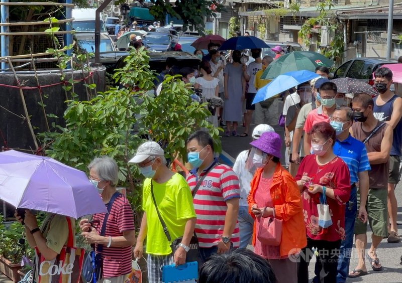 台北市虎林街、永春市場一帶出現武漢肺炎(2019冠狀病毒疾病,COVID-19)零星感染,台北市政府4日啟動「虎林專案」,在永吉國小設置篩檢站,前往篩檢的民眾大排長龍。中央社記者王飛華攝 110年7月4日