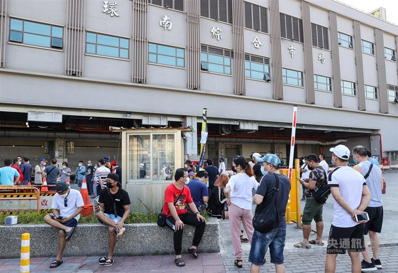 台北市環南市場爆發武漢肺炎疫情,3日設立擴大篩檢站,相關人員等一早在市場外排隊等待篩檢。中央社記者鄭清元攝 110年7月3日