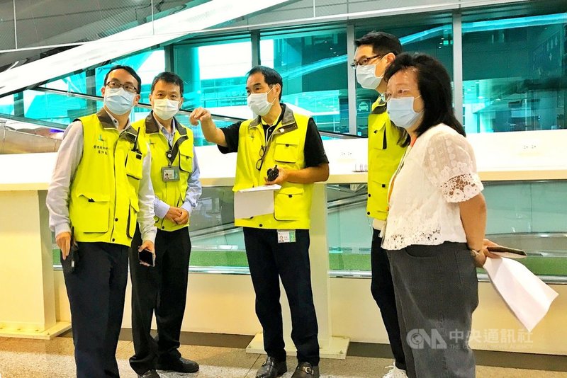 桃園國際機場公司總經理但昭璧(左3)表示,桃機遵照中央流行疫情指揮中心入境全篩政策,配合疾管署機場篩檢作業,連日來多次場勘優化動線、維持秩序,縮短旅客等待時間,並安排防疫車輛以及環境清消與支援設備等各項後勤工作。(桃園國際機場公司提供)中央社記者吳睿騏桃園機場傳真 110年7月4日