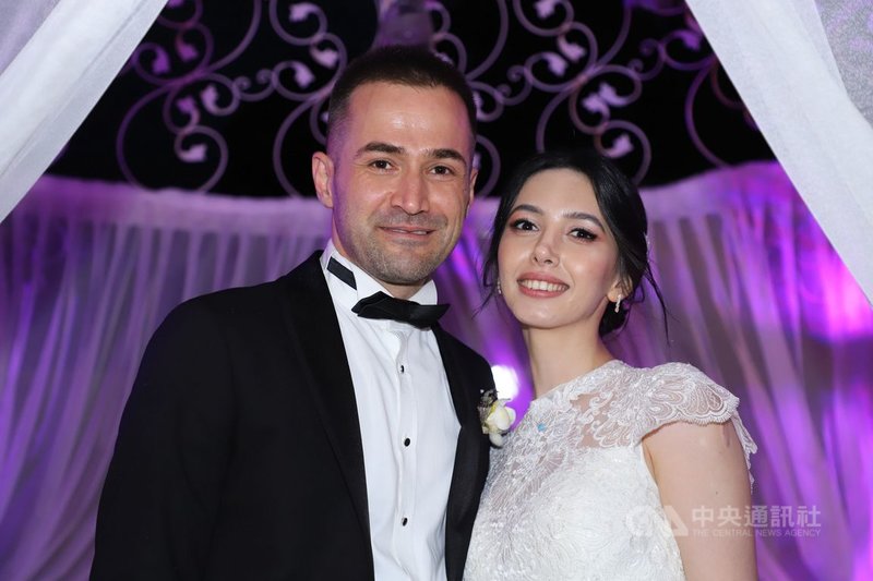 土耳其7月防疫大解禁,婚宴場所不再設限,許多新人趕在第一個週六完成終身大事。安卡拉一對新人3日舉行被疫情耽擱了9個月的婚禮。中央社記者何宏儒安卡拉攝 110年7月4日