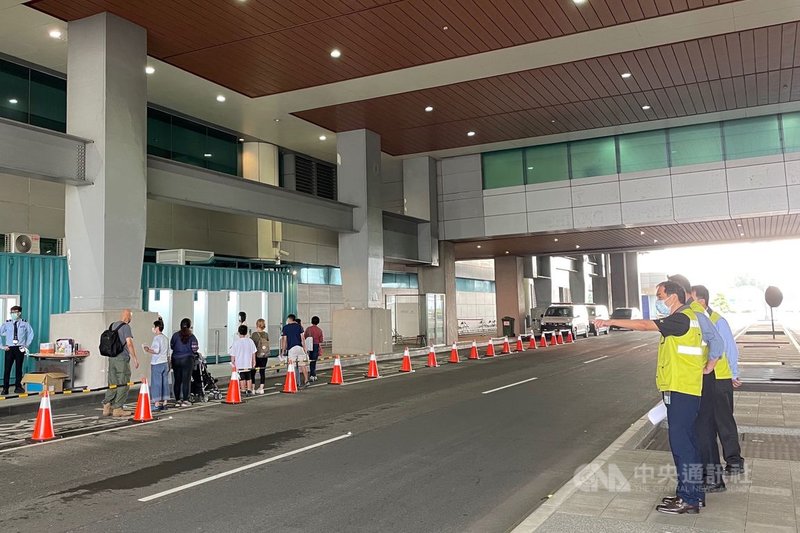 桃園國際機場二航廈4日清晨有來自美加8航班共416名旅客入境,各單位依序辦理檢疫、通關及PCR採檢,3小時內順利完成入境全篩政策上路後首波旅客入境高峰疏運作業。(桃園國際機場公司提供)中央社記者吳睿騏桃園機場傳真 110年7月4日