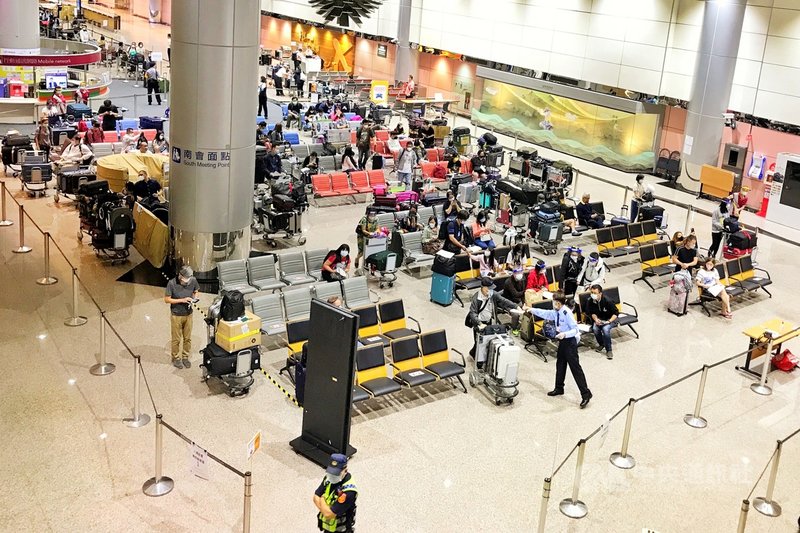 因應4日清晨的旅客密集入境高峰,桃園國際機場公司預先擴增旅客等候區至246座位,並調派防疫計程車556 輛、防疫租賃車120輛及防疫巴士22輛共698輛,疏運旅客前往集中檢疫所或防疫旅館進行後續作業。(桃園國際機場公司提供)中央社記者吳睿騏桃園機場傳真 110年7月4日