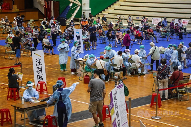 疫情指揮中心宣布,截至4日上午,台灣COVID-19疫苗接種人口涵蓋率終於突破10%。圖為新北市一處大型疫苗施打站4日一早就有許多民眾前來接種。中央社記者王騰毅攝 110年7月4日