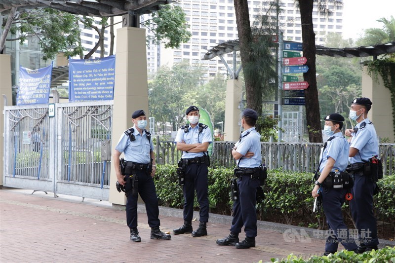 港媒報導,港警國安處3日接手調查七一刺警案,港警聲稱初步調查發現行兇者受煽動性言論激化策動孤狼式恐怖襲擊,將查幕後是否有人支持或操控。圖為港警1日封鎖銅鑼灣維園。(中央社檔案照片)