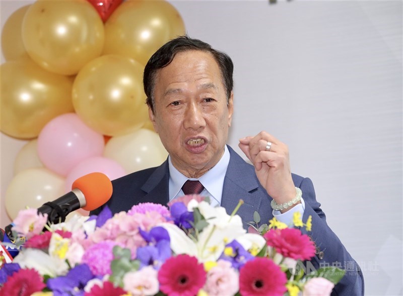 鴻海創辦人郭台銘4日表示,無法證實、複雜化採購疫苗內情的臆測報導,反而可能妨害台灣取得疫苗的時程。(中央社檔案照片)