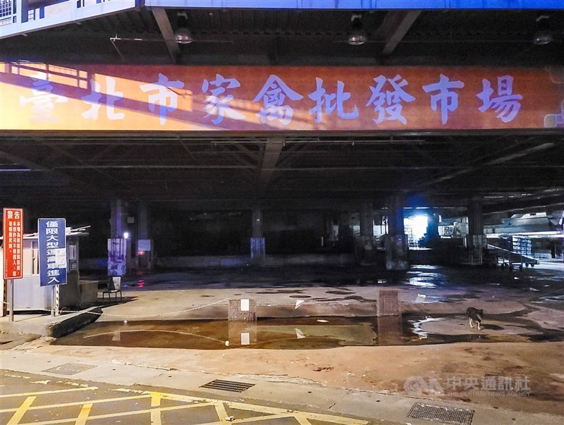 台北市政府4日指出,前一日共計篩檢批發市場3610人,PCR核酸檢測陽性新增家禽批發市場3人與北農一市6人。圖為3日休市中的家禽批發市場。(中央社檔案照片)
