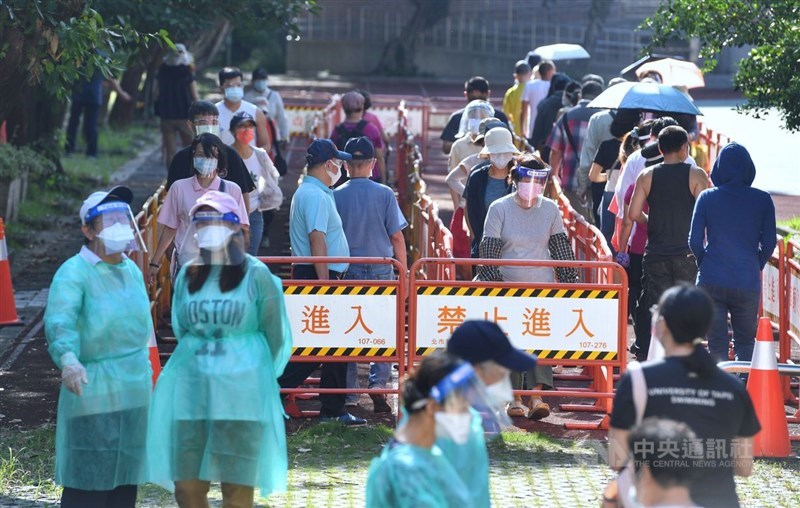 台北市虎林街、永春市場一帶出現武漢肺炎(2019冠狀病毒疾病,COVID-19)零星感染,台北市政府4日啟動「虎林專案」,在永吉國小設置篩檢站。民眾依序進入篩檢站。中央社記者王飛華攝 110年7月4日